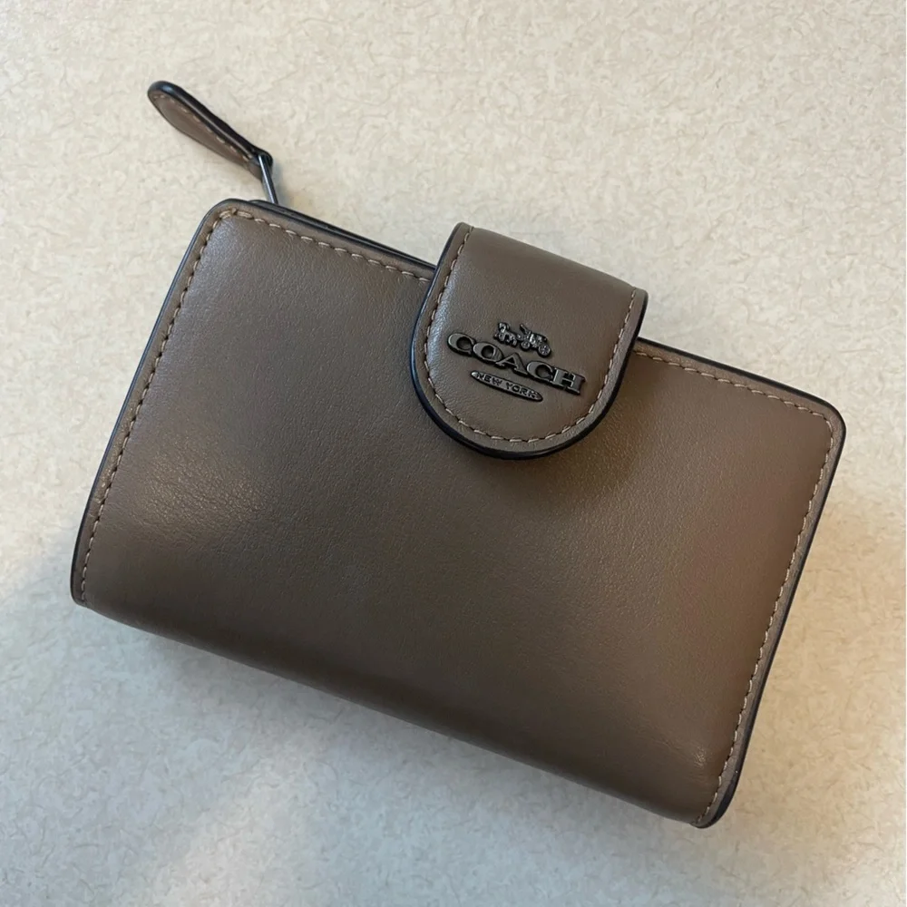 Coach 🤎🩶 medium corner zip Wallet Dark Stone leather NWOT - Picture 2 of 16